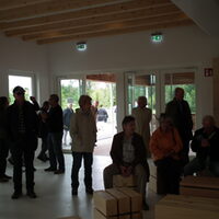 Gespannt lauschten die Teilnehmer den Erläuterungen des Mitarbeiters des Landesbetriebes Wald und Holz.