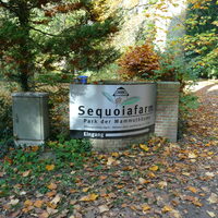 Schild der Sequoiafarm