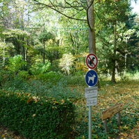 Wald mit Hinweisschildern